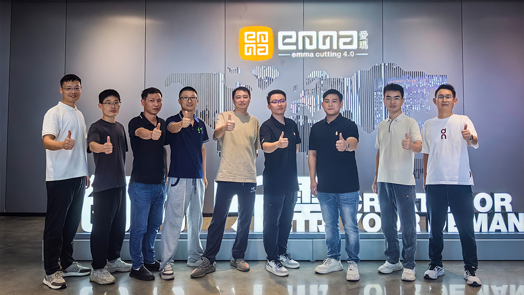 参观团与爱玛公司相关负责人合影