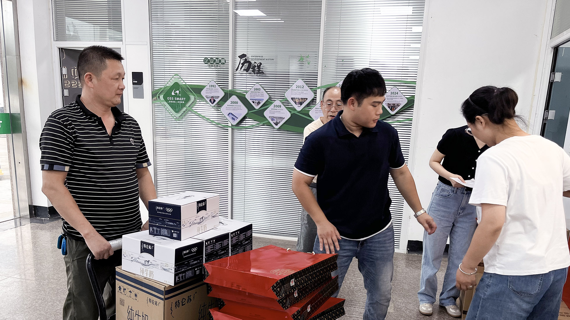 员工领取仲恒中秋福利礼品