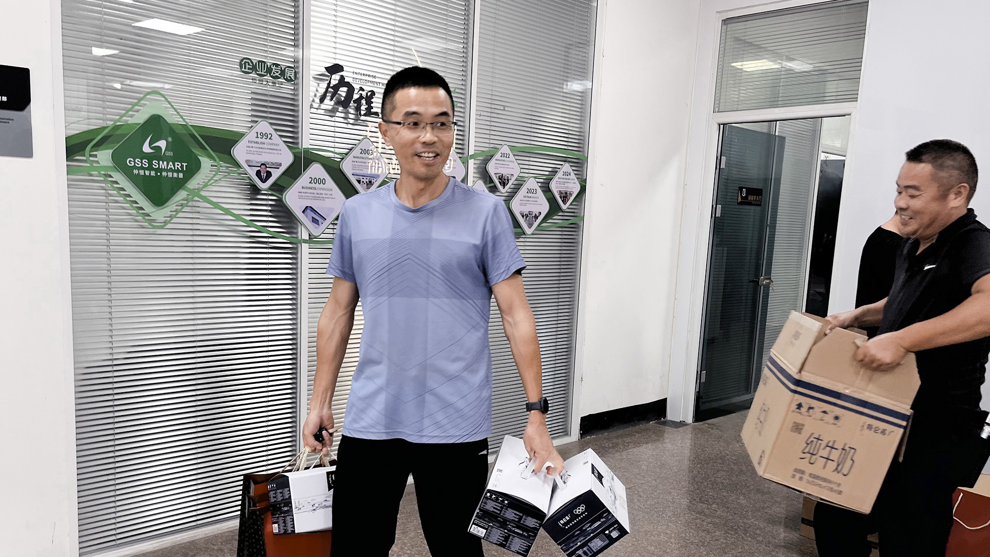 员工开心领取仲恒中秋福利关怀