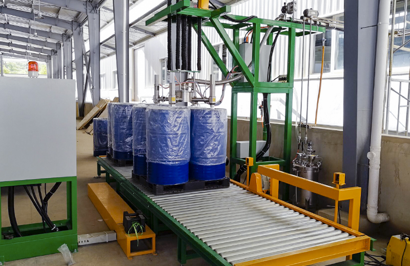 吨桶自动液体灌装机GAF-1500S4A_现场实拍3